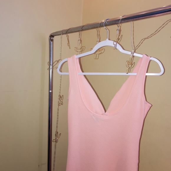 Pink elegant dress with lace detailing throughout - Picture 4 of 4